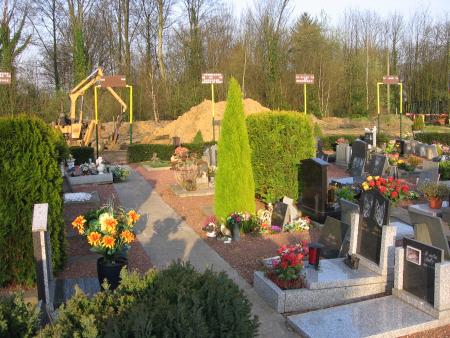LE CIMETIERE  .